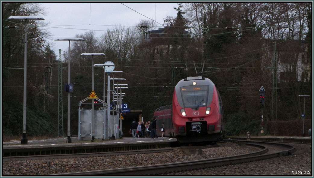 Ein kurzer Halt für den RE 9 am Bahngleis von Eschweiler (Rhl).Die Hamsterbacke ist unterwegs nach Siegen. Aufnahme vom 23.12.13.