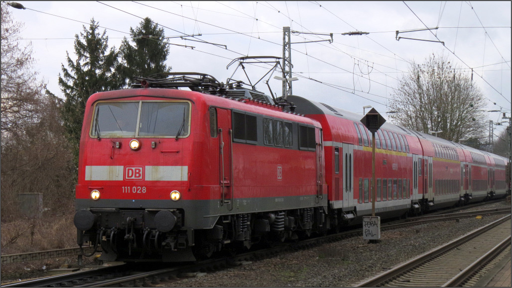 Ein kurzer Halt für den RE4 (Wupper Express) am Bahnhof in Kohlscheid, bevor sich der Zug mit der 111 028 in Richtung Aachen aufmacht. Szenario von der Kbs 485 am 23.03.16.