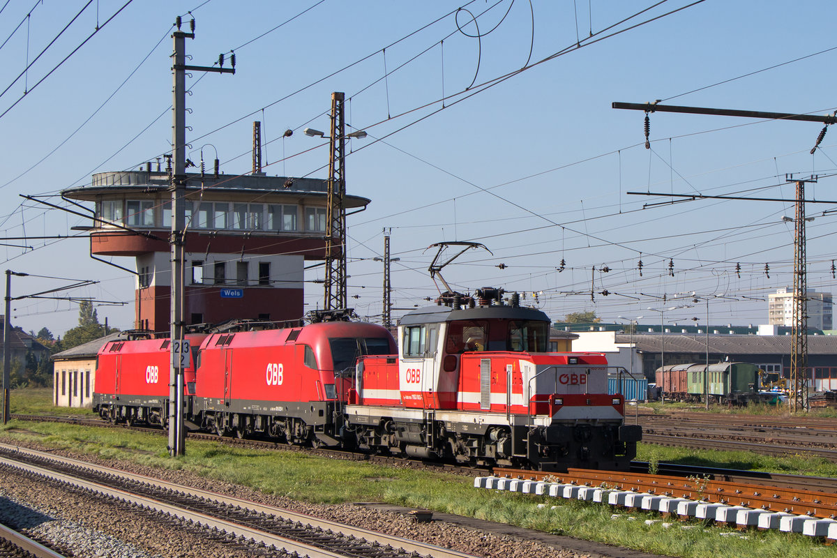 Ein kurzer Lokzug mit 1163 003-7 ist am 10. Oktober 2018 in Wels Hbf unterwegs. Im Schlepp 1x 1016 und 1x 1116.  
