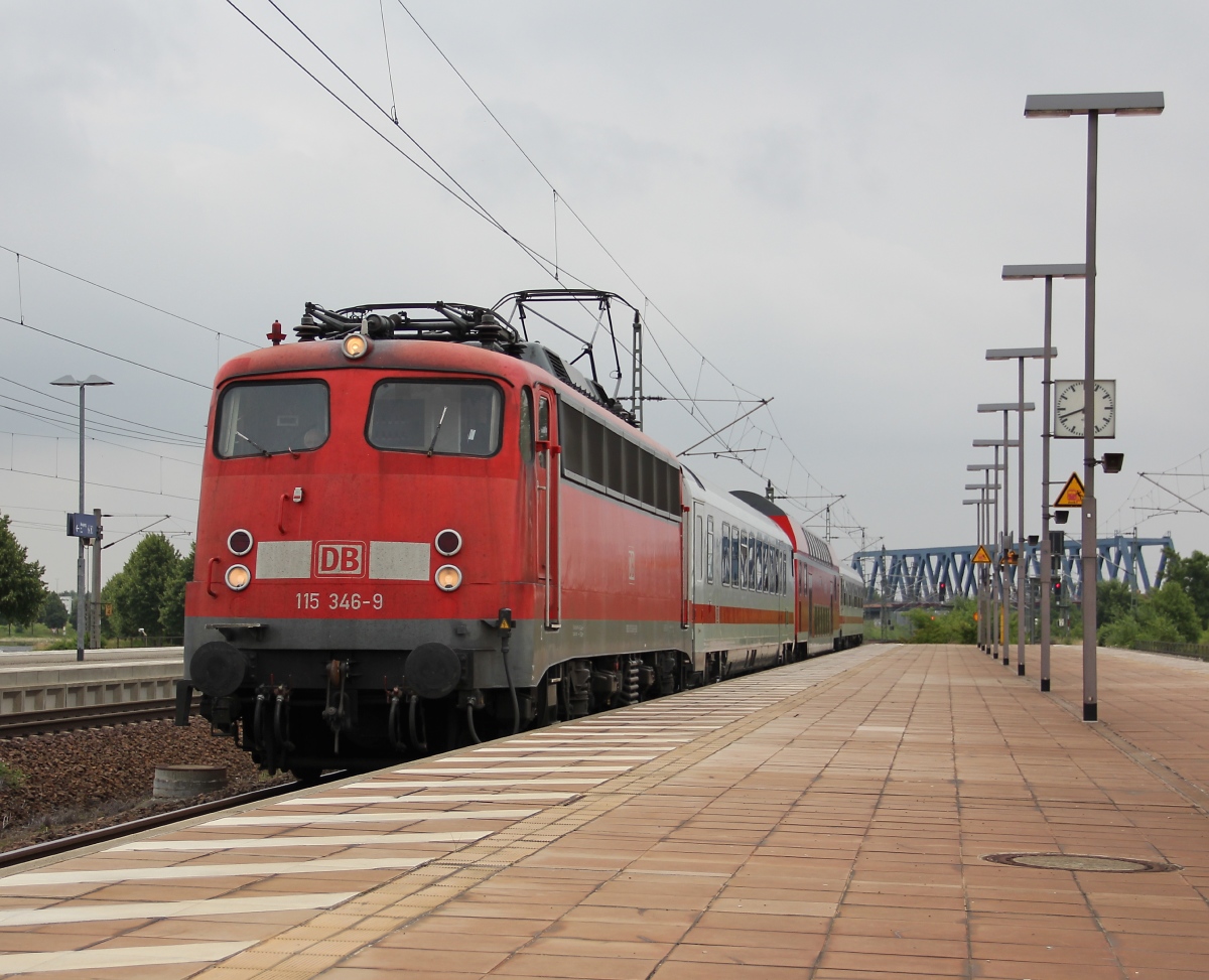 Ein kurzer PbZ gezogen von 115 346-9. Aufgenommen am 04.07.2013 im Bahnhof Messe-Leipzig.