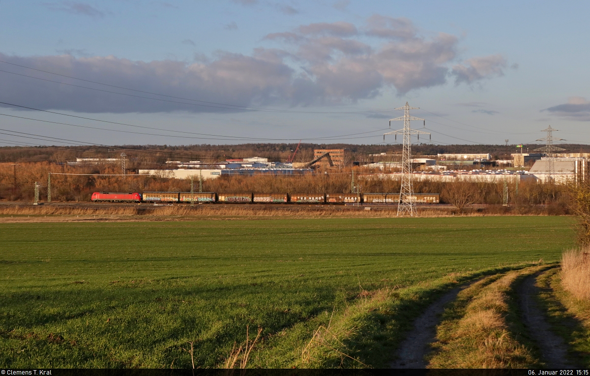 Ein kurzer Schiebewandzug mit 152 120-2 (Siemens ES64F) passiert die Anhöhe am westlichen Ortsrand von Angersdorf Richtung Sangerhausen.

🧰 DB Cargo
🕓 6.1.2022 | 15:15 Uhr