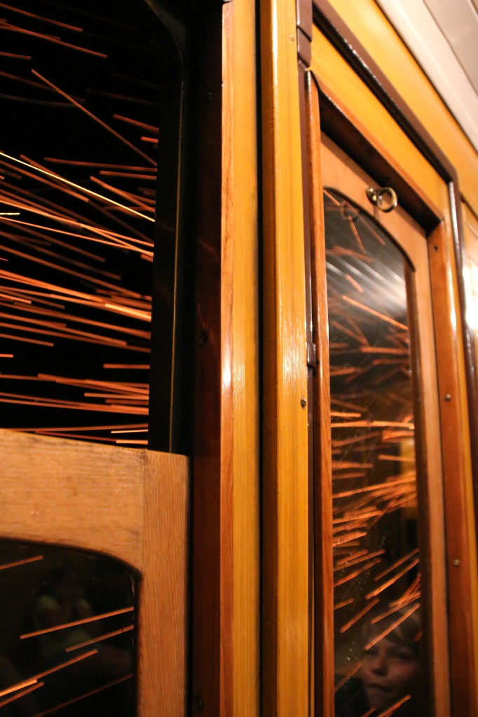 Ein kurzer Tunnel lies manches Kind erstaunen und andere wiederum erschrecken. Mit Getöse zischt 06.018 kurz vor Grobelno dahin. 15.08.2015
