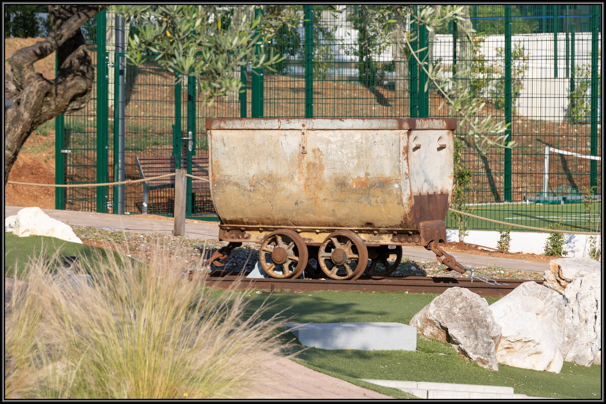 Ein Kurzurlaub brachte eine Entdeckung mit sich an die ich nicht gedachte hatte. 
Kroatien hat enorme Bodenschätze und natürlich damit auch Bergbau. 
In einer Ferienanlage wurde ein Teil der Minigolfanlage mit einem Hunt dem Bergbau gewidmet. 
17.06.2022 