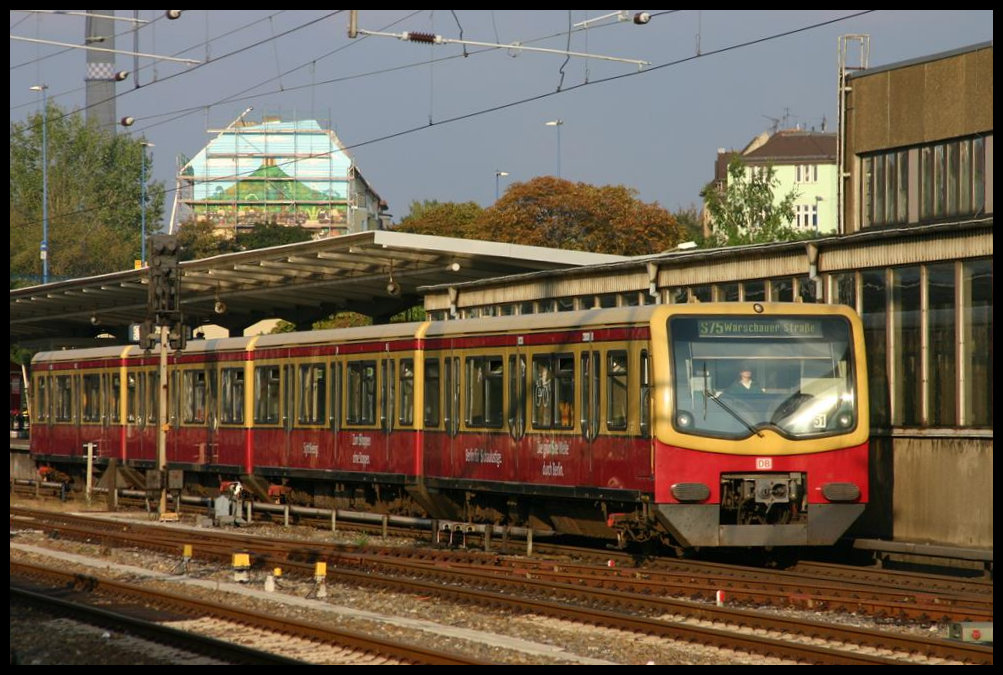 Ein Kurzzug Baureihe 480 der Berliner S Bahn fährt am 24.9.2005 in Berlin Lichtenberg auf der S 75 vorbei.