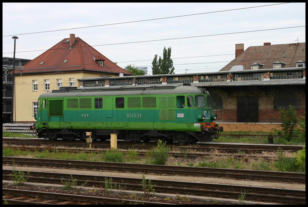 Ein Kutter der PKP, Lok ST43-22 wartet hier im Bahnhof Frankfurt an der Oder auf den nächsten Güterzug zur Übernahme nach Polen.