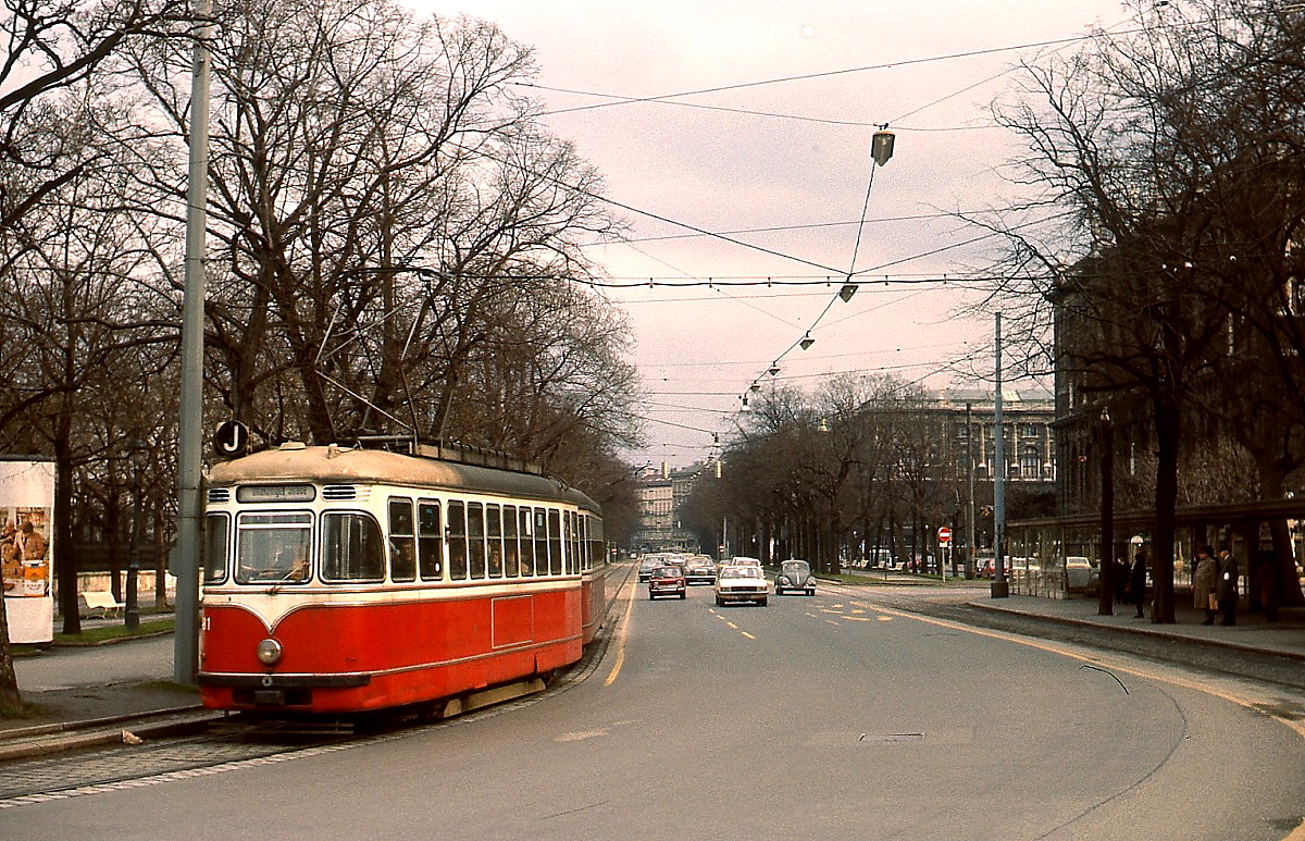 Ein L3 fährt im Frühjahr 1975 auf dem Ring als Linie J in Richtung Ottakringer Straße. Diese zwischen 1957 und 1960 gebauten Zweiachser standen bis 1984 im Dienst.