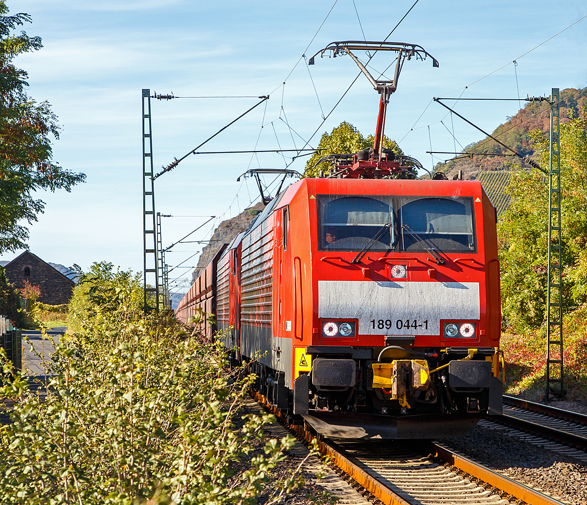 
Ein laaaanger „Erzbomber“ auf dem Weg an die Saar....
Zwei 189er (DB 189 044-1 und eine Weitere) der DB Cargo AG fahren am 29.09.2018 mit einem Erzzug durch Leutesdorf (Rhein).

Für die Aufnahme stand ich etwas erhöht auf einer Bank am Zaun beim Bü 128,1.
