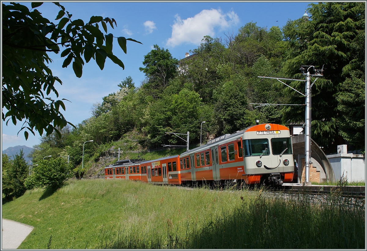 Ein lächelnder FLP Regionalzug bei Sorengo-Laghetto. 
5. Mai 2014