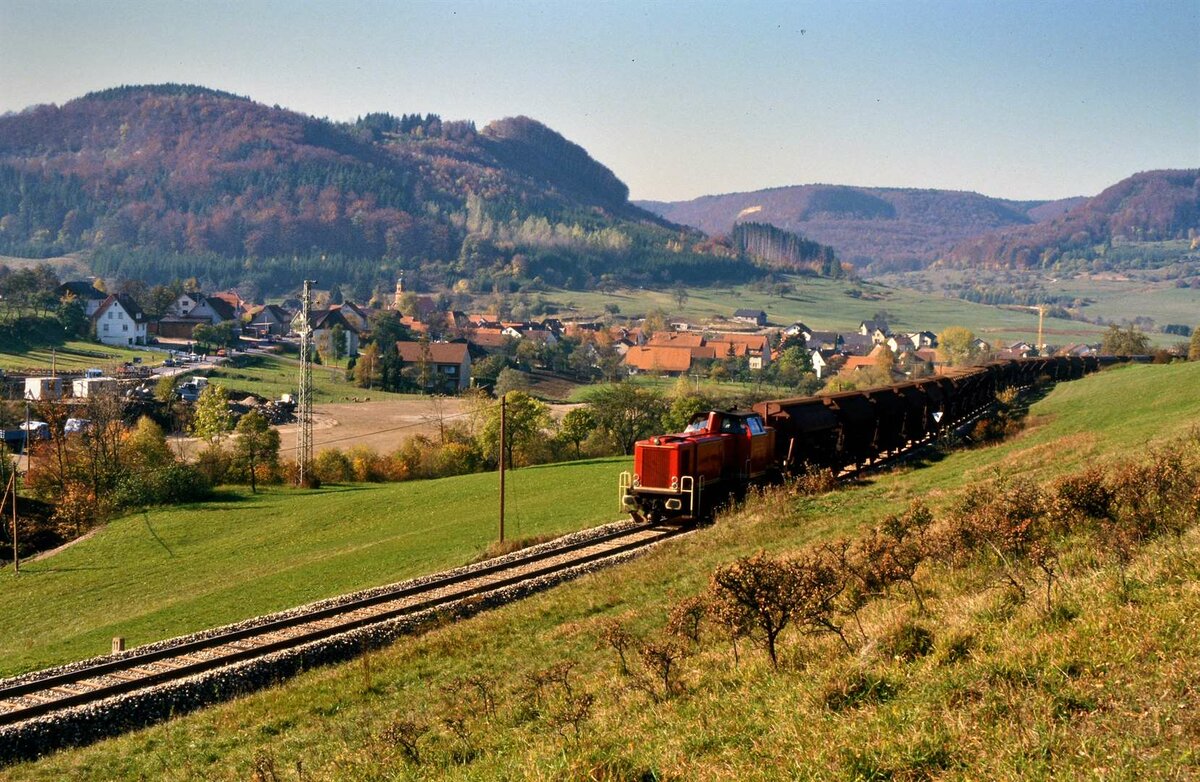 Ein längerer Zug der Hohenzollerischen Landesbahn überwindet die Rampe auf der Strecke Hechingen-Gammertingen, 29.10.1984