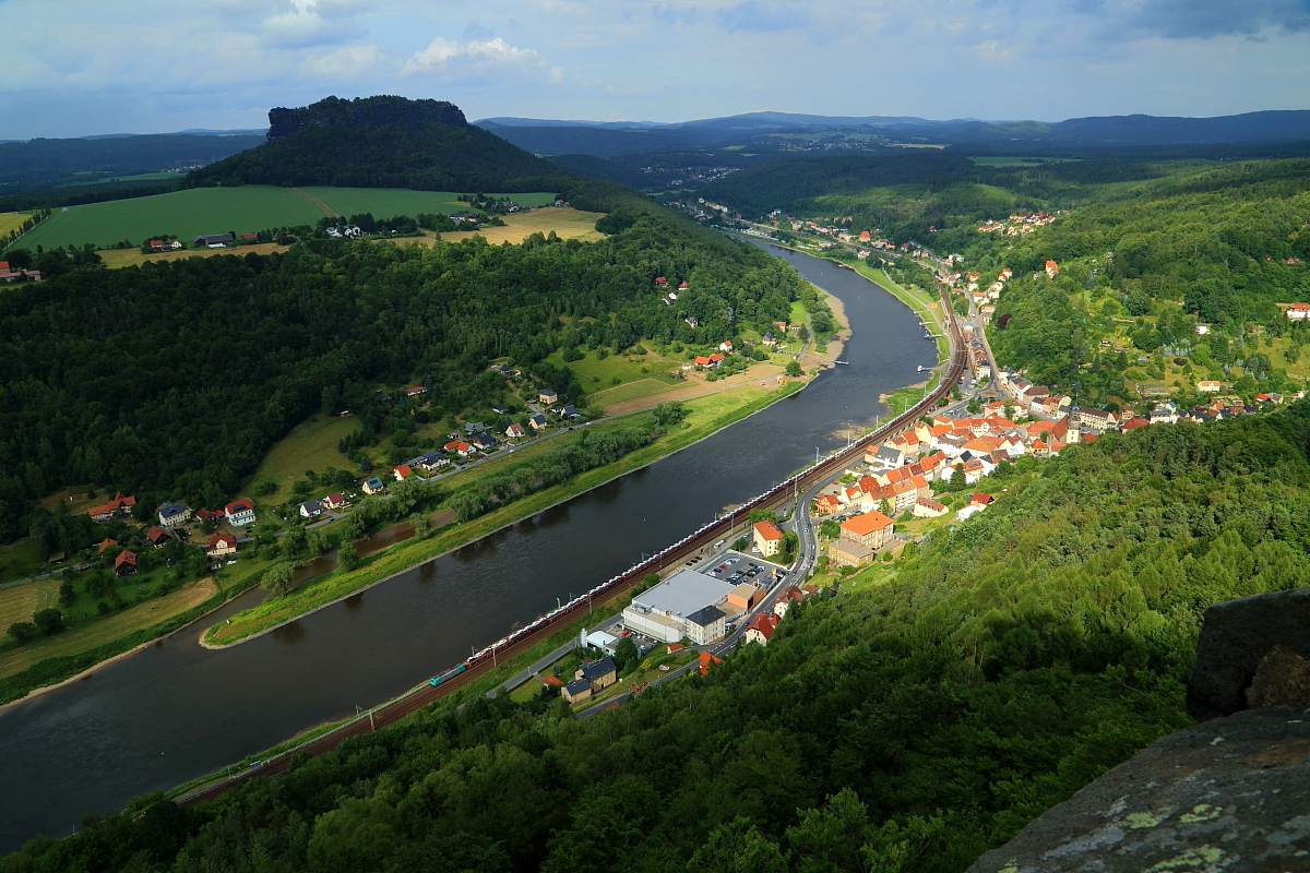 Ein langer Autotransportzug aus Tschechien am Nachmittag des 16.06.2017 bei der Passage des Ortes Königstein.
