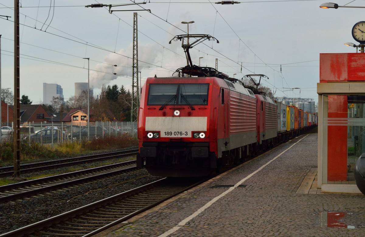 Ein langer Containerzug gezogen von den 189 076-3 und 189 070-6 durchfährt am Samstag den 5.12.2015 Rommerskirchen. 
