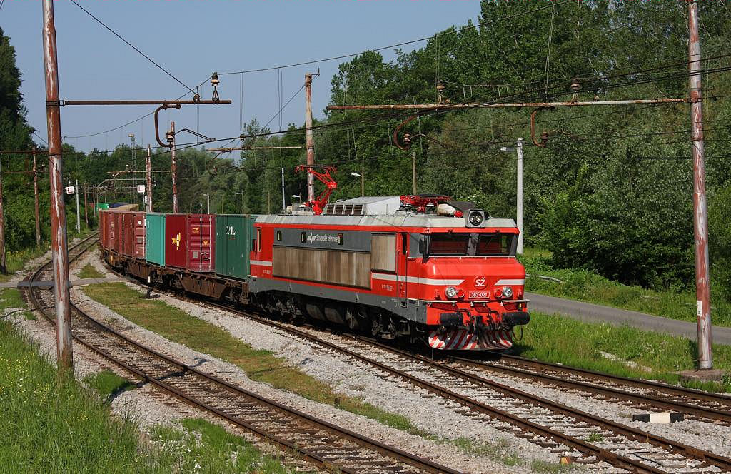 Ein langer Containerzug schlängelt sich mit Zuglok 363021 am 24.5.2011 
in Richtung Zidani Most durch die Kurven bei Laze.