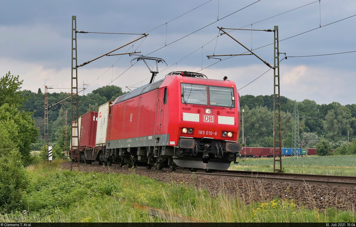 Ein langer Containerzug windet sich mit 185 010-6 bei Friedland (Niedersachsen) Richtung Eichenberg.

🧰 DB Cargo
🚩 Bahnstrecke Frankfurt–Göttingen (KBS 613)
🕓 10.7.2021 | 15:06 Uhr