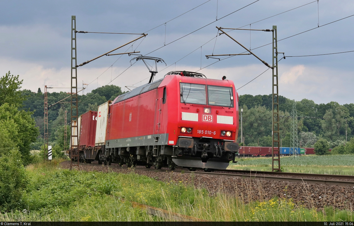 Ein langer Containerzug windet sich mit 185 010-6 bei Friedland (Niedersachsen) Richtung Eichenberg.

🧰 DB Cargo
🚩 Bahnstrecke Frankfurt–Göttingen (KBS 613)
🕓 10.7.2021 | 15:06 Uhr