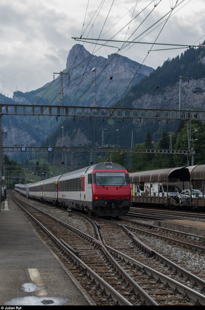Ein langer Extrazug mit Lok im Sandwich für den Rückreiseverkehr vom Openair Gampel wird am 23. August 2015 über die Lötschberg-Bergstrecke zugeführt. Hier bei der Durchfahrt des Bahnhofs Kandersteg.