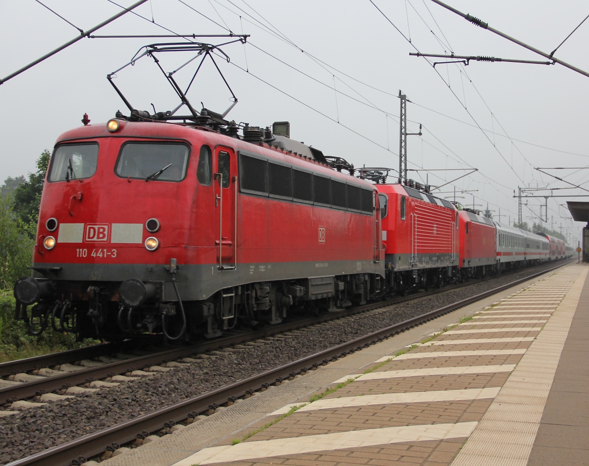 Ein langer Pbz mit der Zuglok 110 441-3 und den Wagenloks 143 168-3 und 146 XXX kommt aus Richtung Hannover durch Dedensen-Gümmer. Aufgenommen am 10.07.2013.