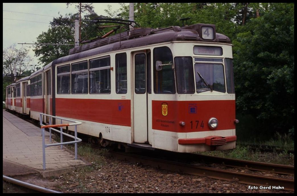 Ein langer Trambahnzug, geführt von Wagen 174, hält am 20.5.1990 auf der Linie 4 am Potsdamer Hauptbahnhof.