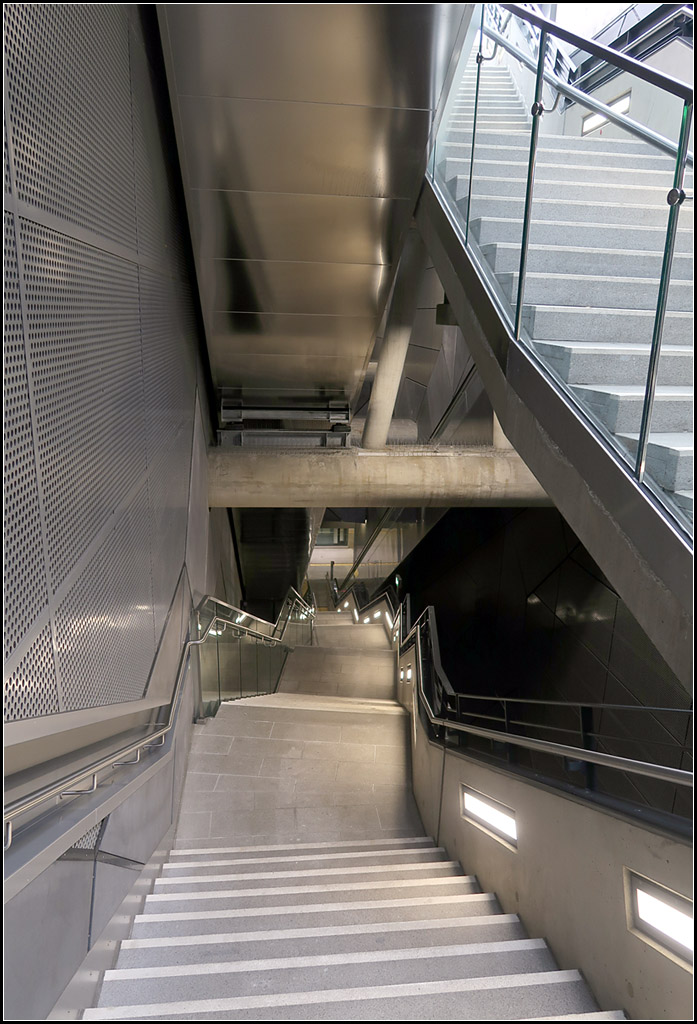 Ein langer Weg nach unten -

... zum Bahnsteig der U-Haltestelle Severinstraße der Kölner Nord-Süd-Stadtbahn. Hier das nördliche Treppenhaus.

16.10.2019 (M)