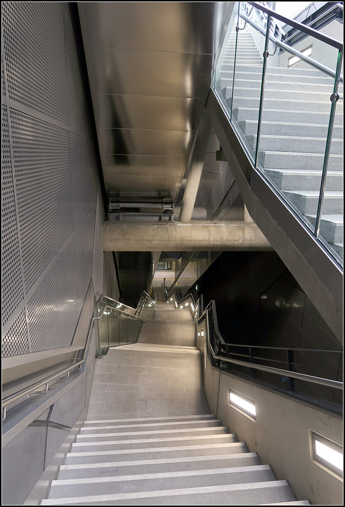 Ein langer Weg nach unten -

... zum Bahnsteig der U-Haltestelle Severinstraße der Kölner Nord-Süd-Stadtbahn. Hier das nördliche Treppenhaus.

16.10.2019 (M)