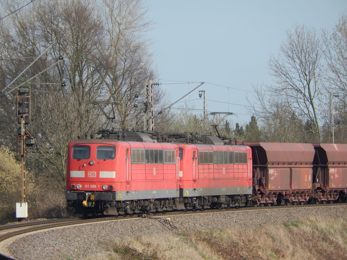 Ein leerer Erzzug am Abzweig vom Güterbahnhof Beddingen/ Geitelde, kurz vor der Ausfahrt. 02.04.2016