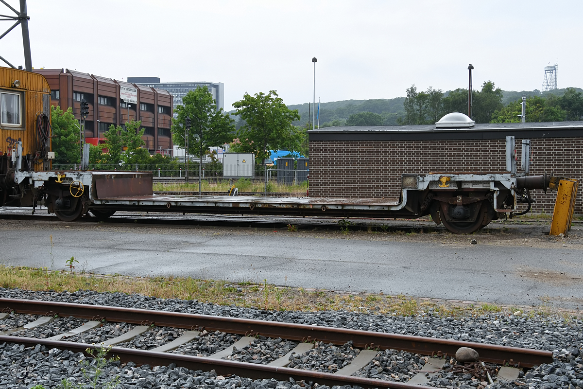 Ein leerer Flachwagen Anfang Juni 2018 unweit des Bahnhofes in Aalborg.