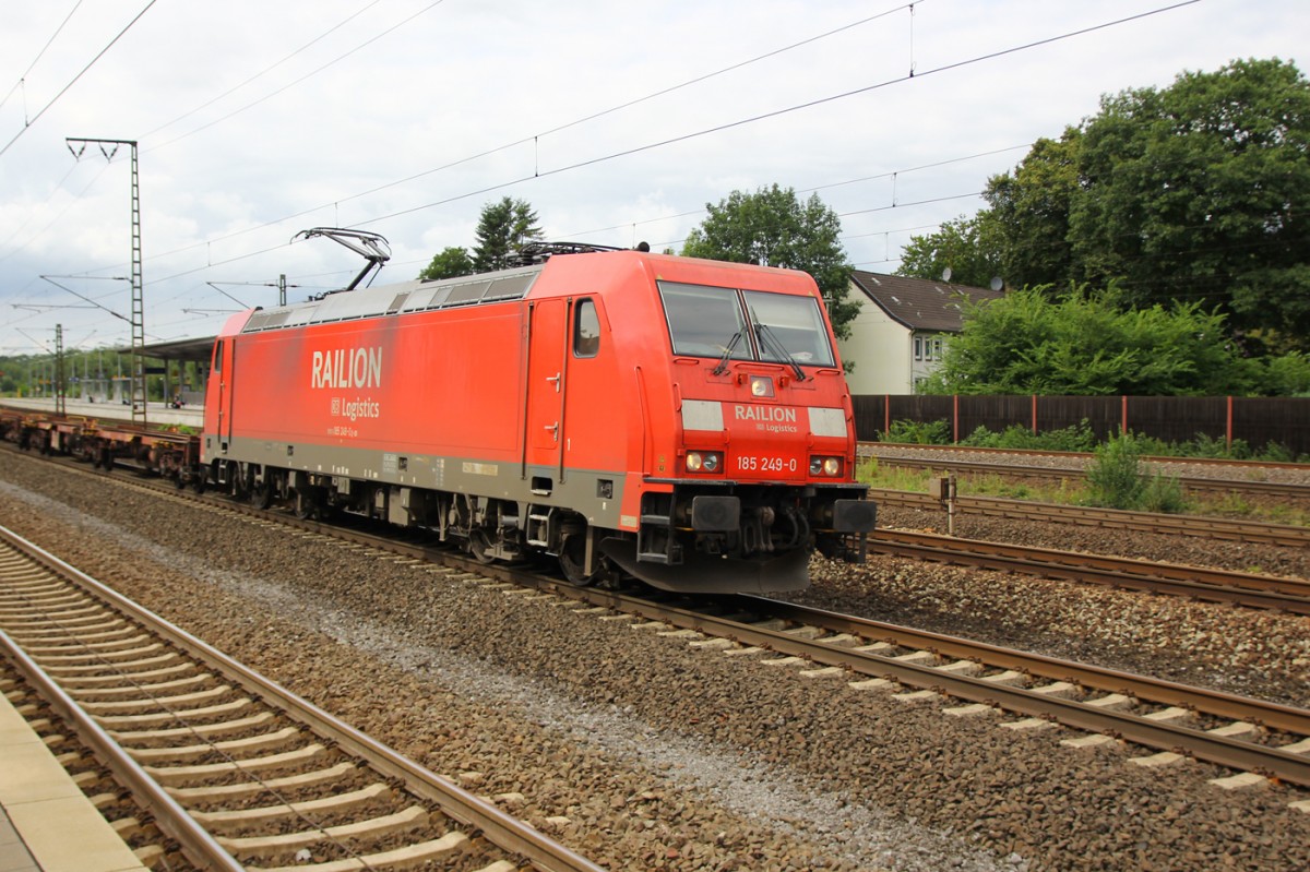 Ein leerer Gterzug mit Flachwagen fhrt Richtung Hamburg.
Rotenburg-Wmme, 20.8.13.