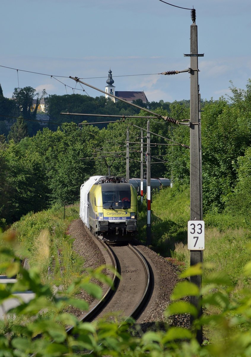 Ein leerer Kalkzug gezogen von der ES 64 U2-082 kam am
03.07.2016 bei Kremsmünster ums Eck gefahren.