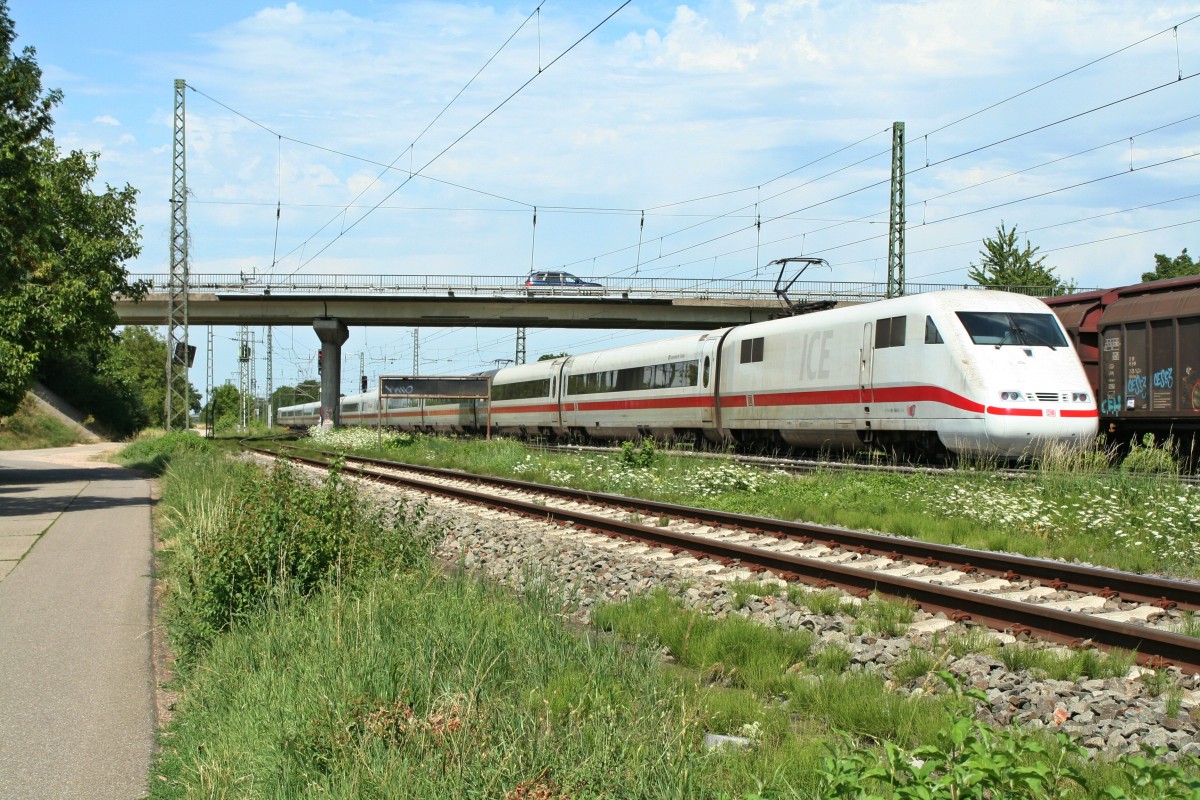 Ein leider unbekannt gebliebener 401 war am 03.08.13 als ICE 70 nach Hamburg Altona unterwegs. Hier verlsst der Zug gerade den Bahnhof Mllheim (Baden).
Man beachte, dass der Zug gedreht, also falsch gereiht verkehrt.