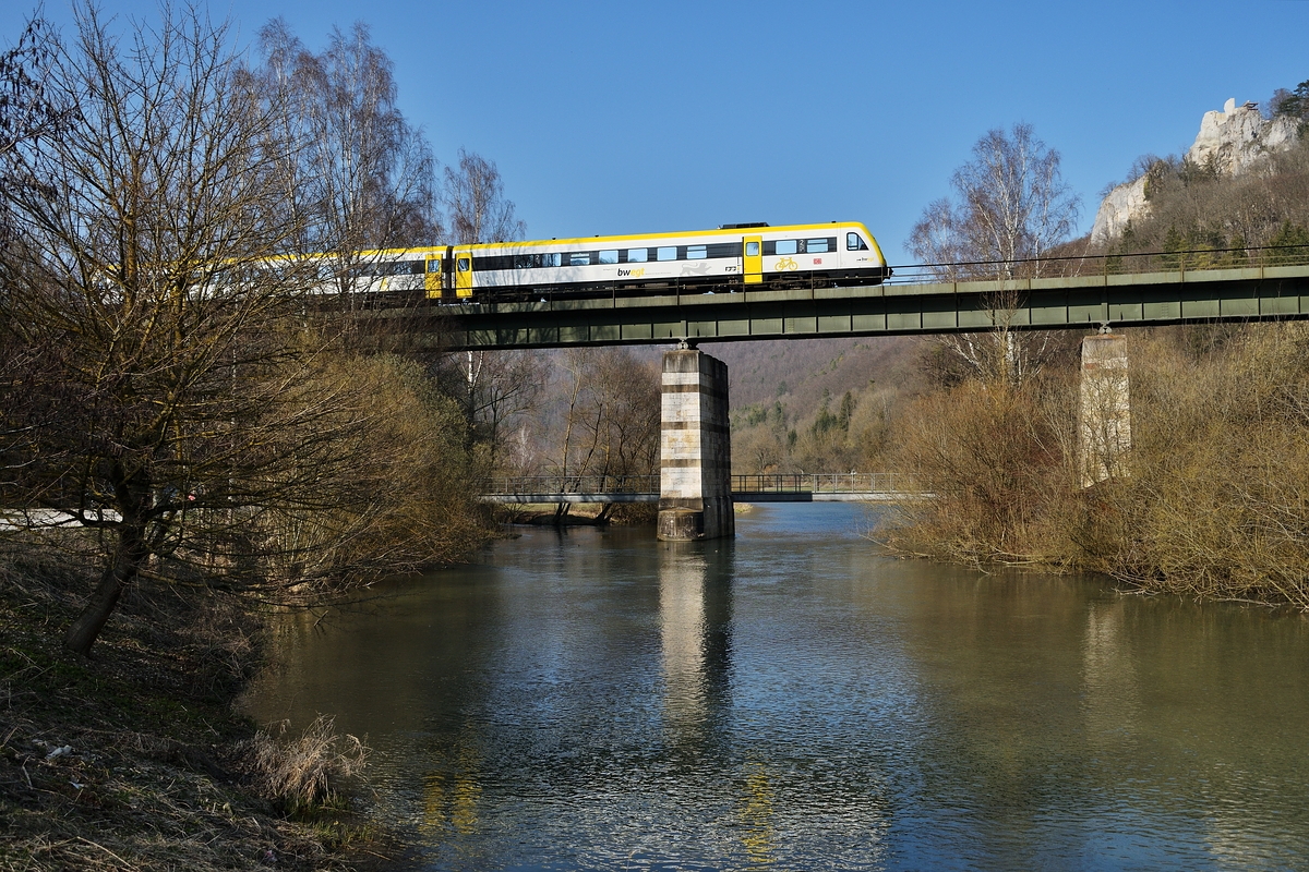 Ein leider unbekannter 612 überquerte am 23. März 2019 als RE nach Ulm Hbf die Blau bei Blaubeuren.