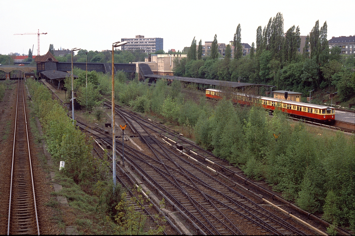 Ein letzter Vergleich aus Berlin-Gesundbrunnen. Leider fehlt mir aus dieser Perspektive (Oktober 1988) ein Bild des fertigen Komplexes, aber dass lässt sich sicher irgendwann noch nachholen. 