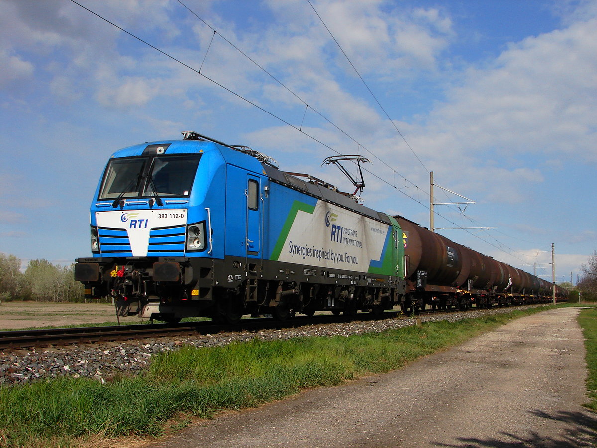 Ein letztes Bild der Lok RTI Vectron für eine Weile Rund um Komárom. Der neue Arbeit für RTI 383er sind zwischen Kúty un Decin.
Das Bild zeigt die 383 112 mit einem Kesselwagenzug in Richtung Ungarn.
Komárno, 14.04.2020.
