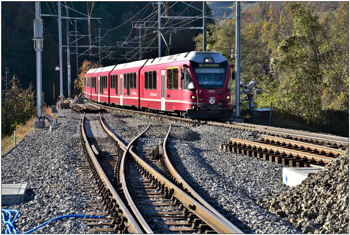Ein letztes Mal konnte man gestern hier Fotos machen vor dem Anschluss der neuen Brücke. S1 1518 mit ABe 4/16 3103 aus Rhäzüns mit der provisorischen Weiche Richtung Oberland. (03.11.2018)