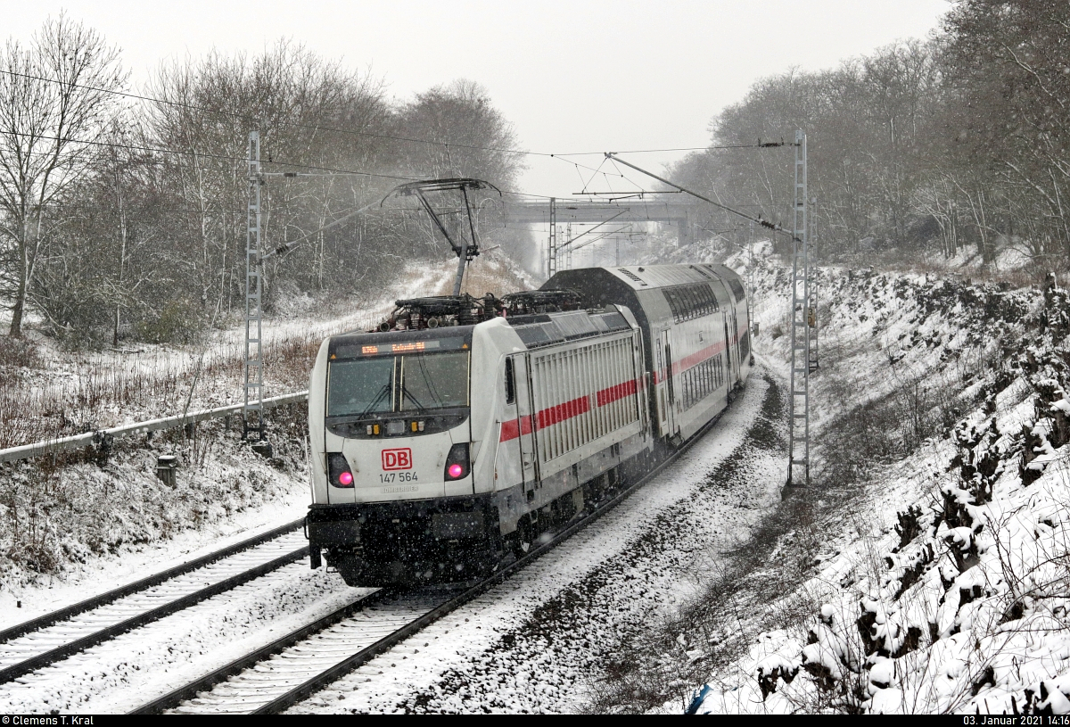 Ein letztes Mal kurz vor den großen Baumaßnahmen wurde die Route zwischen Halle (Saale) und Kassel-Wilhelmshöhe am 3.1. und 8.1.2021 zur Umleiterachse für die Verstärker-IC der Linie 51.
Hier ein Nachschuss auf 147 564-9 bei Schneefall an der Blockstelle (Bk) Zscherben. Durch verspätete Abfahrt in Leipzig Hbf wird der ohnehin sportliche Fahrplan kaum aufholbar sein.

🧰 DB Fernverkehr
🚝 IC 1956 (Linie 51) Leipzig Hbf–Karlsruhe Hbf [+25]
🚩 Bahnstrecke Halle–Hann. Münden (KBS 590)
🕓 3.1.2021 | 14:16 Uhr