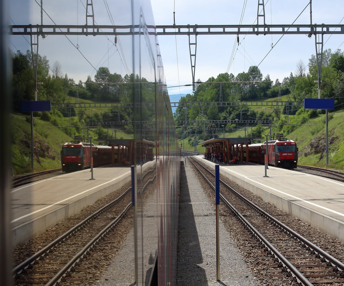 Ein letztes Spiegelbild bei der Einfahrt in den Bahnhof von Filisur. Ge 4/4 III 642  Breil/Brigels  ist mit ihrem R1837 (Davos Platz - Filisur) schon angekommen und wird um vier nach als R1840 wieder zurück fahren. 

Filisur, 13. Juni 2017