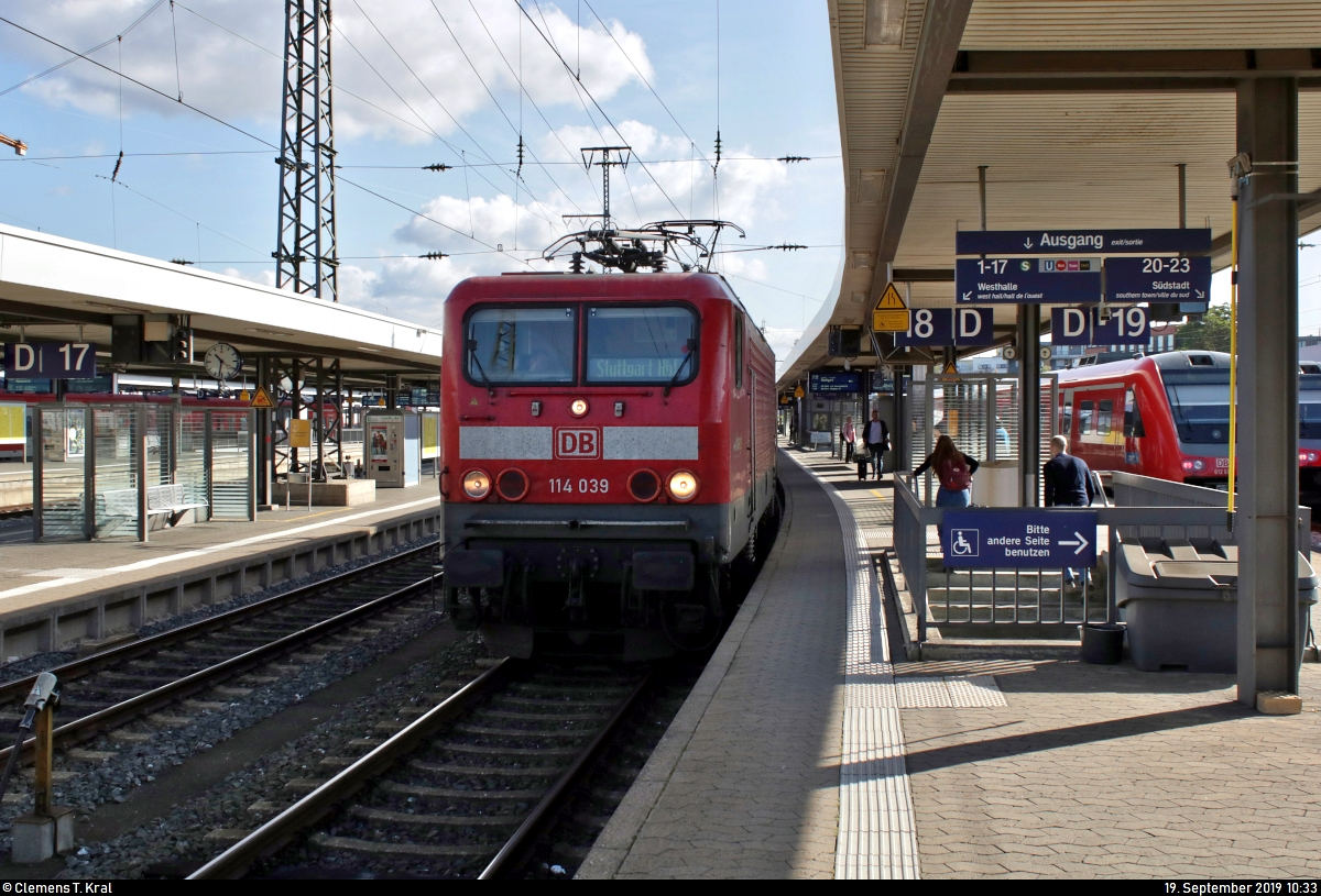 Ein letztes und zeitgleich erstes Mal nahm ich hiermit den RE90 zwischen Nürnberg Hbf und Stuttgart Hbf vor der Übernahme der Go-Ahead Baden-Württemberg GmbH auf, noch ohne Kenntnis, dass nun bis mindestens Ende Februar 2020 ein interessantes Ersatzkonzept wegen zu knapper Lieferung der FLIRT 3XL von Stadler gefahren wird.
Es handelt sich im Bild um 114 039-1 von DB Regio Baden-Württemberg, mittlerweile bei DB Regio Südost, als RE 19906 nach Stuttgart Hbf im Startbahnhof Nürnberg Hbf auf Gleis 18.
[19.9.2019 | 10:33 Uhr]