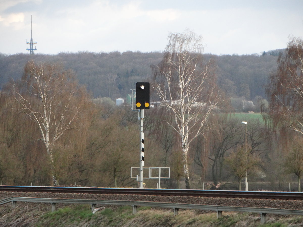 Ein Lichtsignal auf der Niddertalbahn am 23.03.16