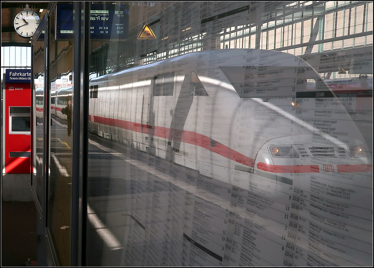 Ein Lichtstreif liegt über den Zügen -

Was man für eine Bahnfahrt braucht ist die Fahrkarte, der Fahrplan, die richtige Uhrzeit, ein Zugziel und dazu noch den richtigen Zug.

ICE im Stuttgarter Hauptbahnhof an Gleis 5.

15.03.2020 (M)