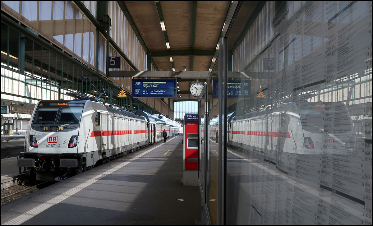 Ein Lichtstreif liegt über den Zügen -

IC2-Zug nach Singen im Stuttgarter Hauptbahnhof auf Gleis 5.

15.03.2020 (M)