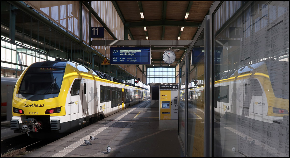 Ein Lichtstreif liegt über den Zügen -

Stadler Flirt 2 als RB 16 aus Geislingen/Steige im Stuttgarter Hauptbahnhof auf Gleis 11.

15.20.2020 (M)