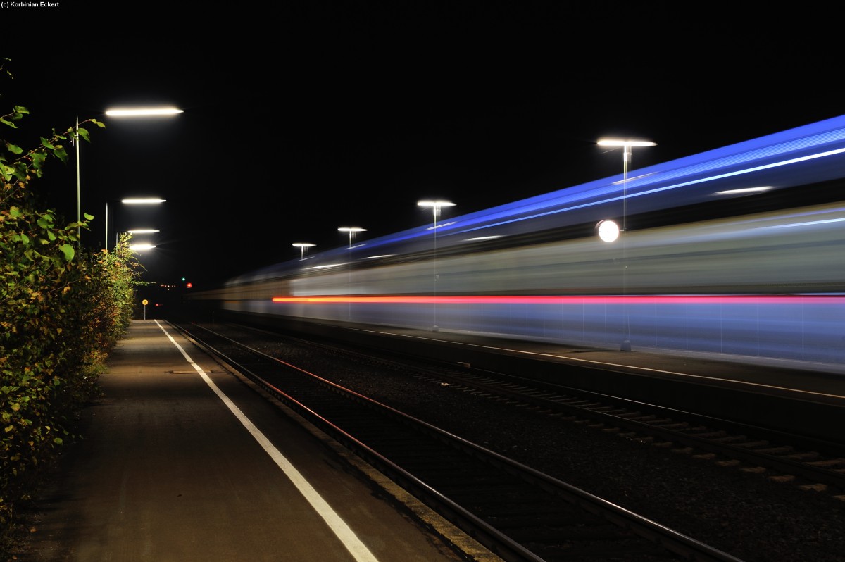 Ein Lichtstreif in der Nacht: ALX 84112 bei der Ausfahrt aus Wiesau, 02.11.2014