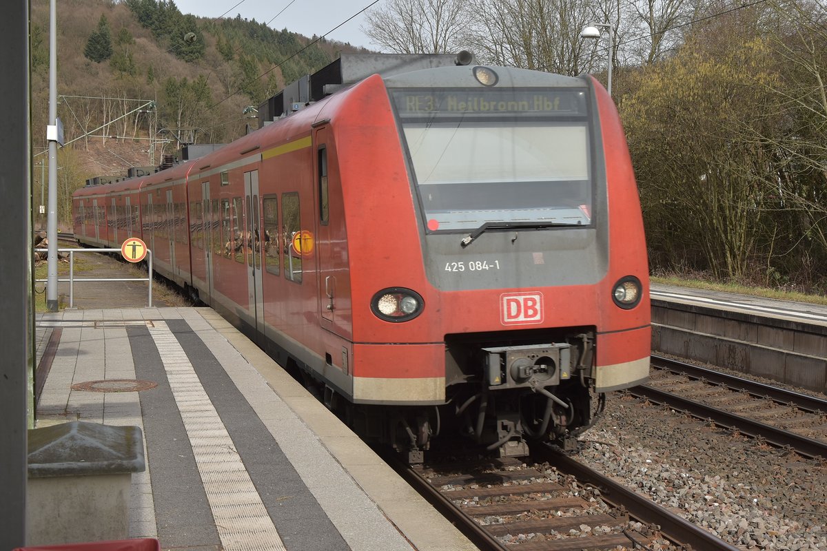 Ein lieber Fotokollege sagte einmal Andi und seine Quitschies.
Aus diesem Grund, der 425 084 als RE 3 nach Heilbronn am Freitag den 3.3.2017 bei der Durchfahrt in Neckargerach.