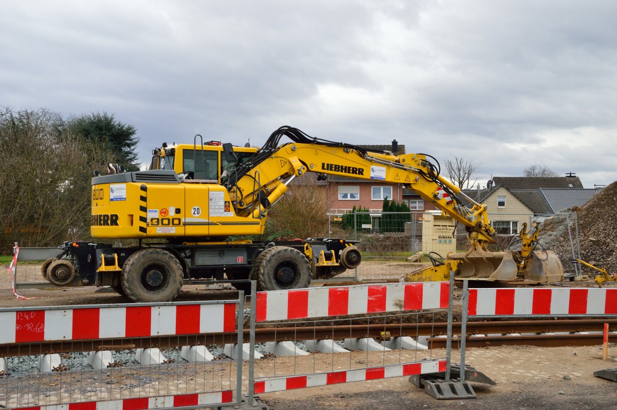 Ein Liebherr 900 Zweiwegebagger bei Gleisbauarbeiten an der Kbs 465. 8.2.2014