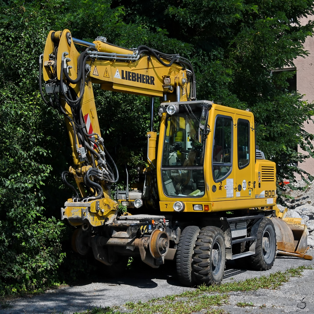 Ein Liebherr 900 Zweiwegebagger stand Anfang August 2020 unweit der Zufahrt zum Parkplatz der Lokwelt Freilassing.