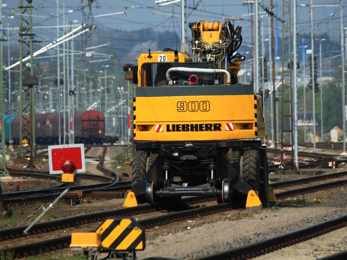 Ein Liebherr 900 Zweiwegebagger von THG steht am 12.04.2014 in Aachen West