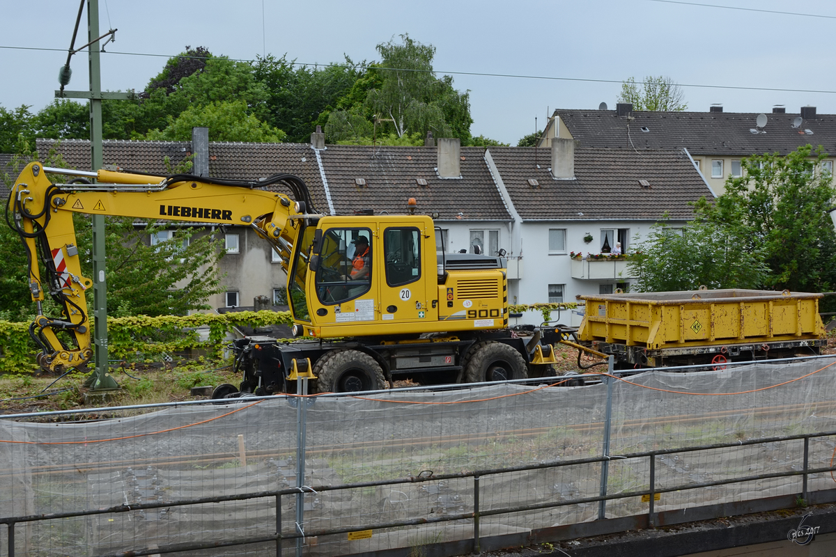 Ein Liebherr 922 Rail Zweiwegebagger zu Beginn der Gleiserneuerung in der Nähe des Bahnhofes Bochum-West (Juni 2017)