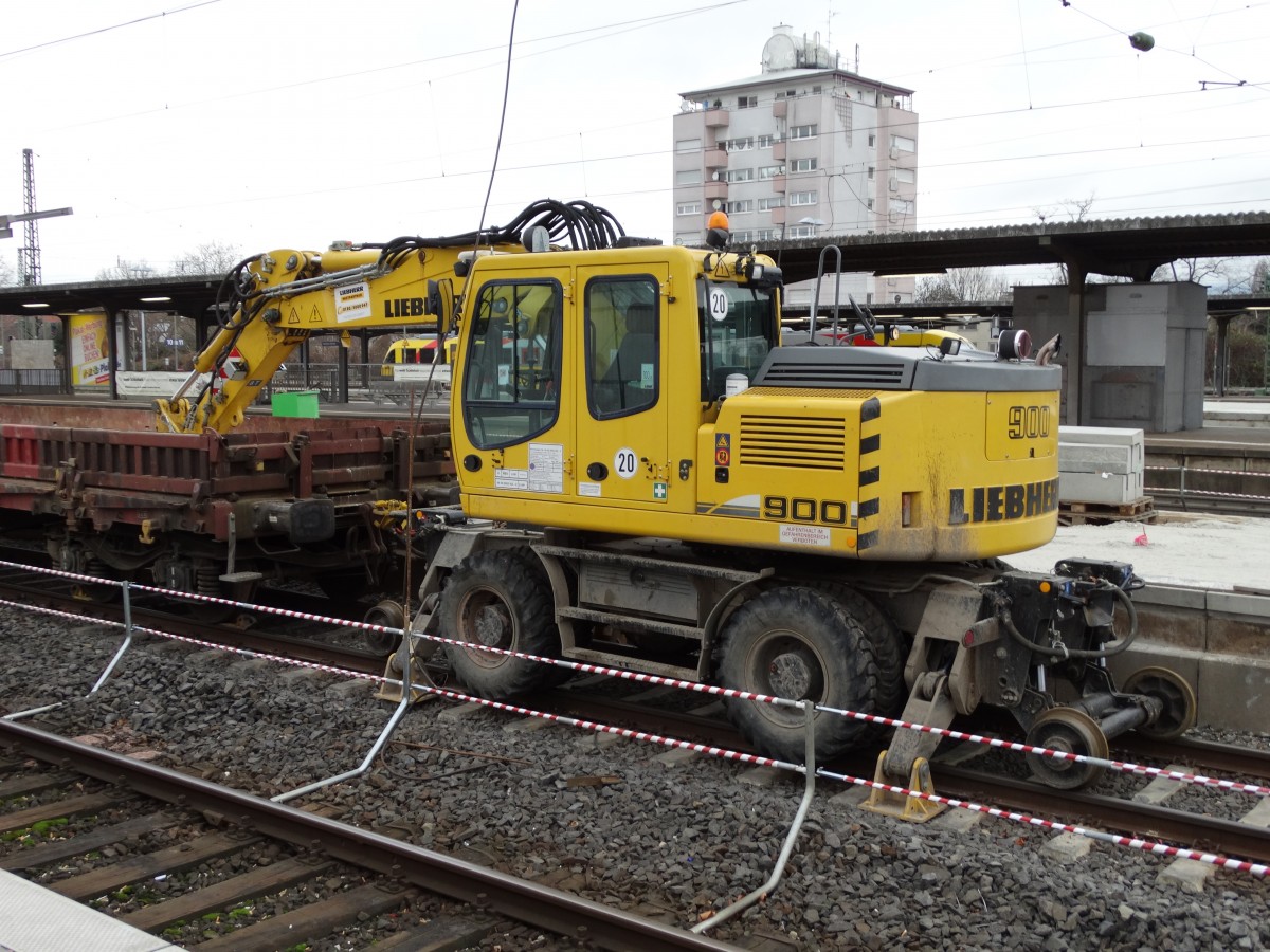Ein Liebherr Zweiwegebagger am 23.12.14 in Frankfurt Höchst Bhf