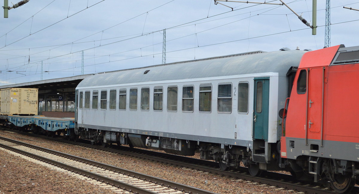 Ein Liege- und Begleiterwagen der DB als Begleitwagen bei einem US-amerikanischen Militärtransport mit der Nr. D-DB 63 80 99-40 121-5 Bcmkh 240 am 28.01.19 Bf. Flughafen Berlin-Schönefeld. 