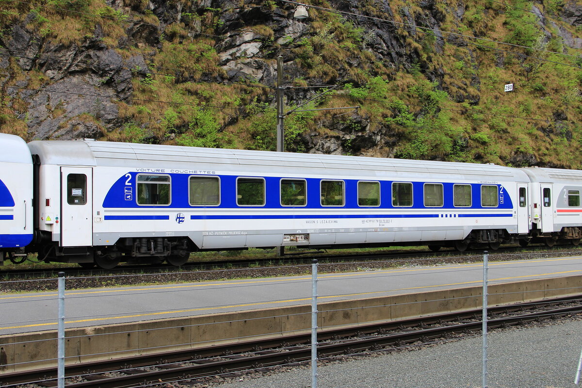 Ein Liegewagen der kroatischen Staatsbahnen Bcee eingereiht im stark verspäteten EN 40414 von Zagreb Glavni kolodvor nach Zürich HB beim Zwischenhalt in Imst-Pitztal. Aufgenommen am 02.05.2014 