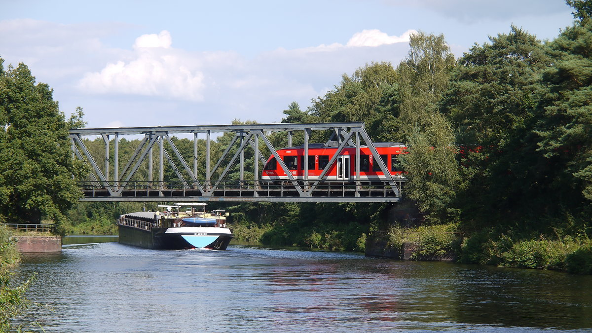Ein LINT 41 / BR 648 als Regionalbahn Lübeck - Büchen - Lüneburg hat den Elbe-Lübeck-Kanal überquert während darunter GMS ANDREA, ENI 04400390 (ex Hans Wilhellm, ex Maria Luise) mit Kurs Mölln unterwegs ist; 27.08.2014
