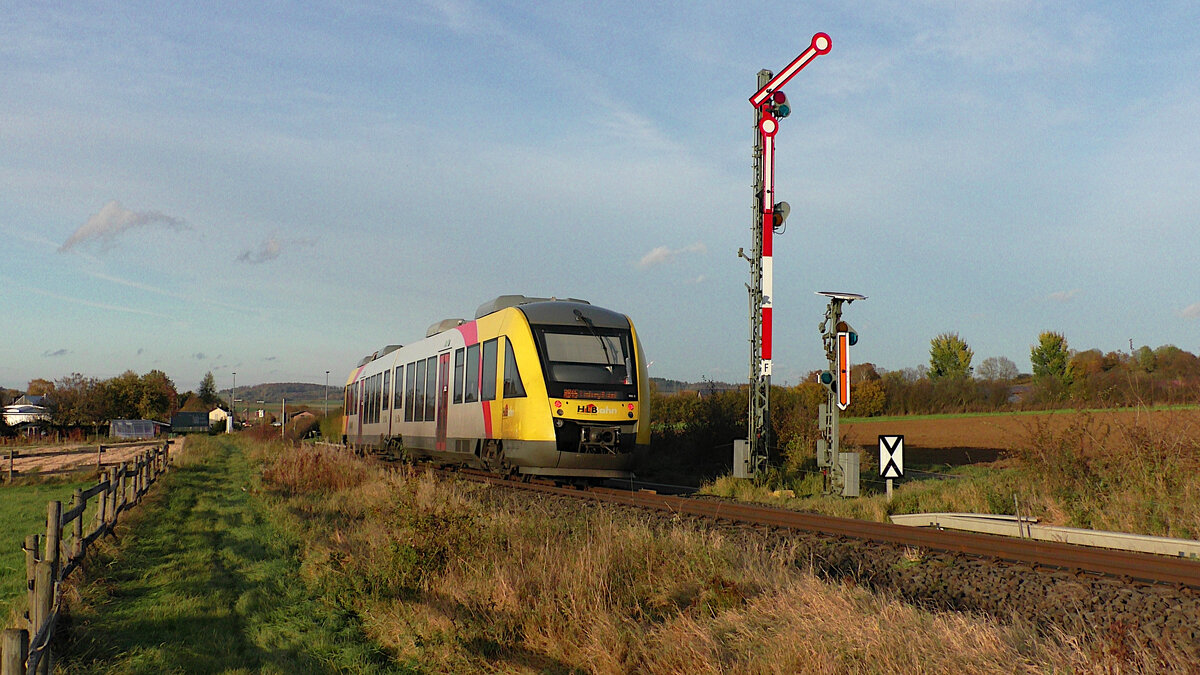 Ein Lint 41 (BR 648) der Hessischen Landesbahn passiert am 26.20.2021 das Einfahrsignal des Bahnhofs Wallenrod auf der Fahrt als RB45 über die Vogelsbergbahn nach Limburg an der Lahn.